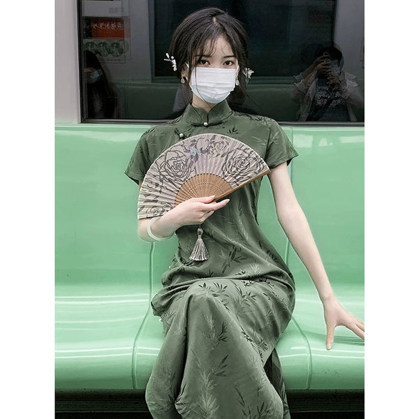 Elegant Bamboo Green Cheongsam – A Timeless Blend of Tradition and Sophistication