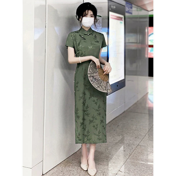 Elegant Bamboo Green Cheongsam – A Timeless Blend of Tradition and Sophistication